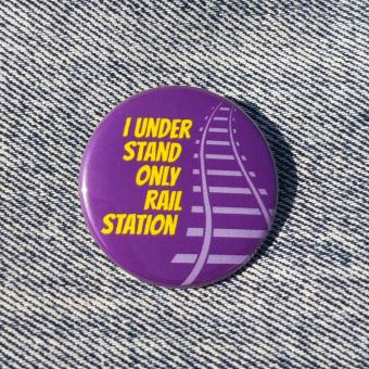 Ansteckbutton I understand only railstation auf Jeans